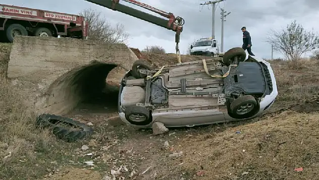 Konya'da kontrolden çıkan otomobil menfeze düştü: 2 yaralı
