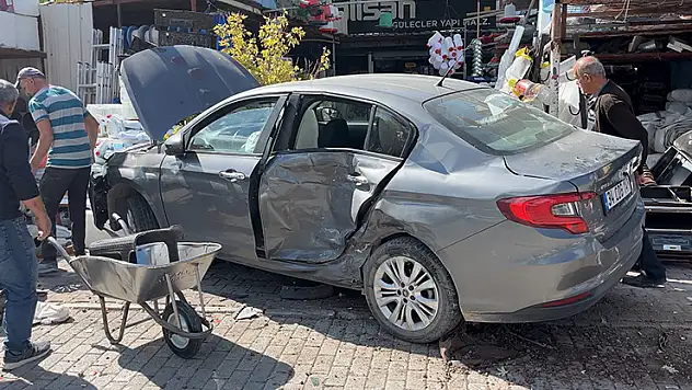 Konya'da kontrolden çıkan otomobil yayalara çarptı: 3 yaralı