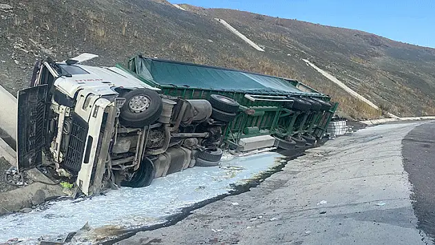 Konya'da kontrolden çıkan tır devrildi: 1 yaralı