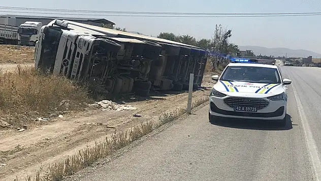 Konya'da kontrolden çıkan tır devrildi