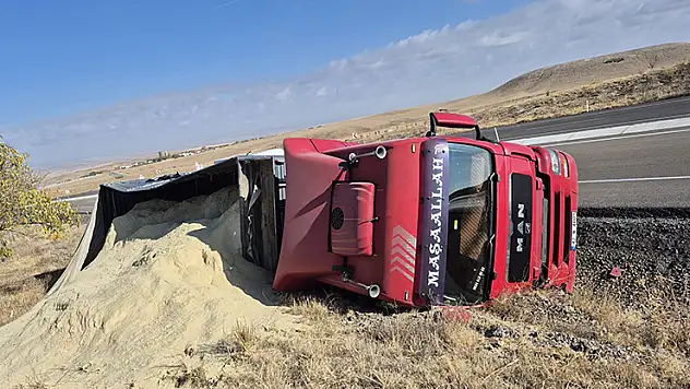 Konya'da kontrolden çıkan tır devrildi, sürücü hafif yaralandı
