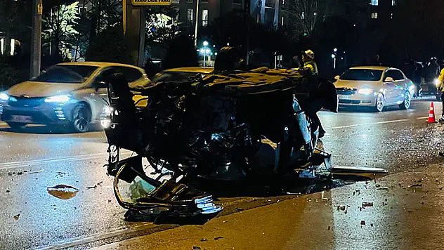 Konya'da kontrolden çıkıp ağaca çarpan otomobil alev aldı: 1'i ağır 2 yaralı