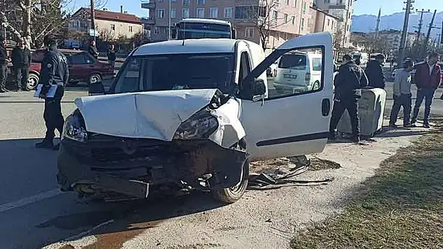 Konya'da korkutan kaza! Öğrenci servisi ile hafif ticari araç çarpıştı