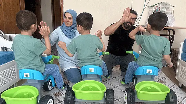 Konya'da koruyucu ailesi oldukları üçüzlerle evlerini şenlendirdiler