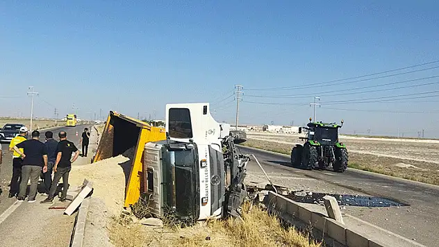 Konya'da kum yüklü kamyon refüje devrildi: 1 yaralı