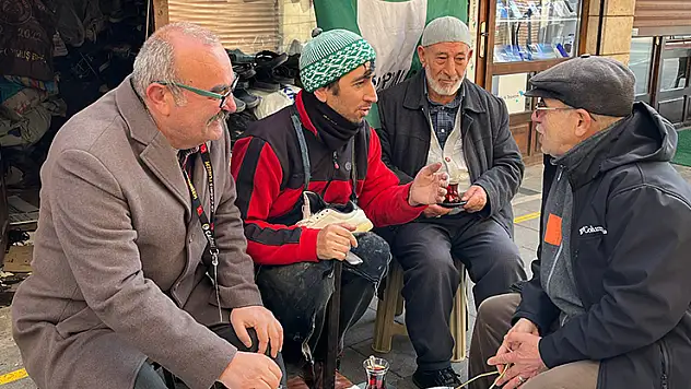 Konya'da kunduracı ile turistin yöresel 'annouv' imtihanı güldürdü