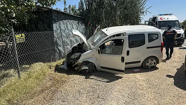 Konya'da lastiği patlayan araç bariyerlere çarptı: 2 yaralı