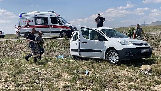 Konya'da lastiği patlayan hafif ticari araç takla attı: 2 yaralı