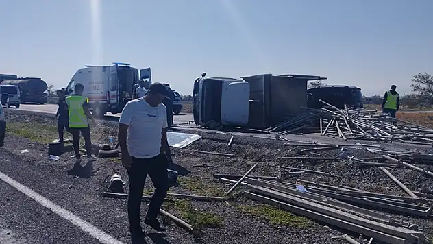 Konya'da lastiği patlayan kamyonet devrildi: 2 yaralı

