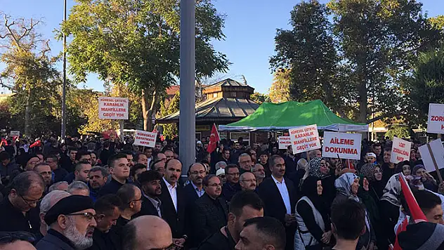 Konya'da LGBT dayatmasına karşı 'Büyük Aile Yürüyüşü'