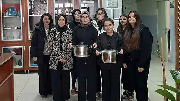 Konya'da lise öğrencileri çorba dağıtımı yaptı