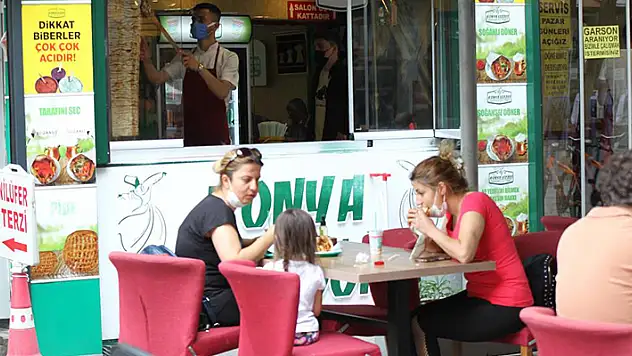 Konya'da lokanta ve kafeler hizmet vermeye başladı
