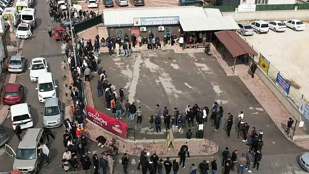Konya'da metrelerce kuyruk oluştu
