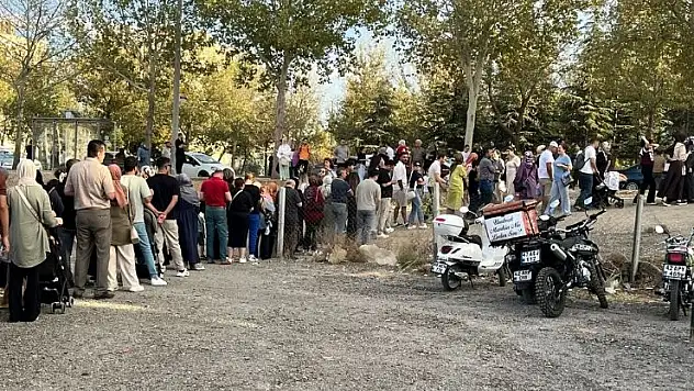 Konya'da metrelerce kuyruk oluştu
