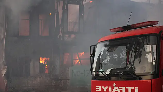 Konya'da metruk binada yangın