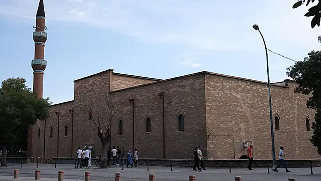 Konya'da Mevlana'nın ders verdiği caminin adı nereden geliyor?