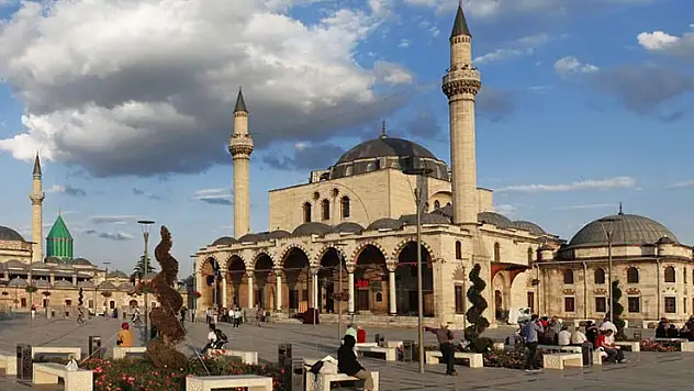 Konya'da Mevlana'ya gelenleri önce bu cami selamlıyor