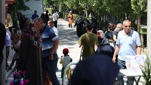 Konya'da mezarlıklarda bayram ziyaretleri
