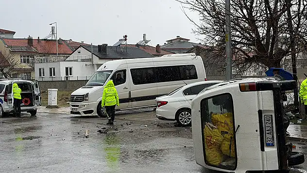 Konya'da minibüs devrildi! 1'i çocuk 3 kişi yaralandı