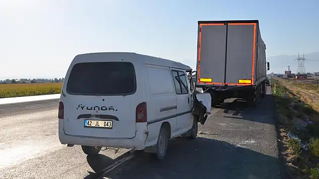 Konya'da minibüs tıra çarptı: 1 yaralı
