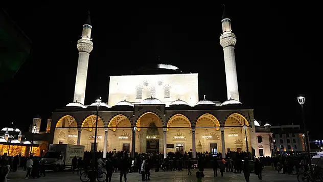 Konya'da Miraç Kandili'nde vatandaşlar camilere akın etti
