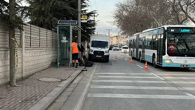 Konya'da motosiklet otobüs durağına çarptı: 1 ölü