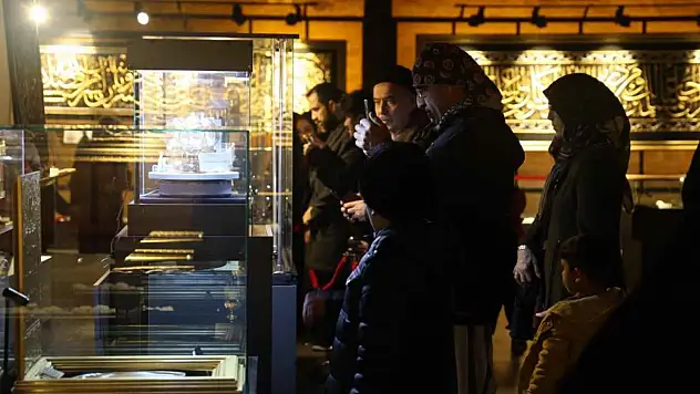 Konya'da Mukaddes Emanetler sergisine yoğun ilgi