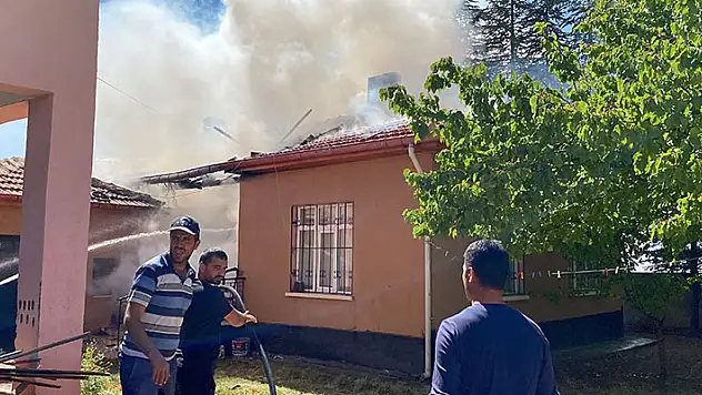 Konya'da müstakil ev yanarak kullanılamaz hale geldi