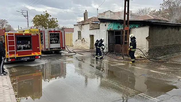 Konya'da müstakil evin deposunda çıkan yangın hasara neden oldu
