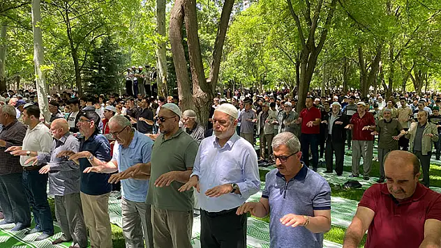 Konya'da Namazgah'ta eller yağmur için semaya kalktı