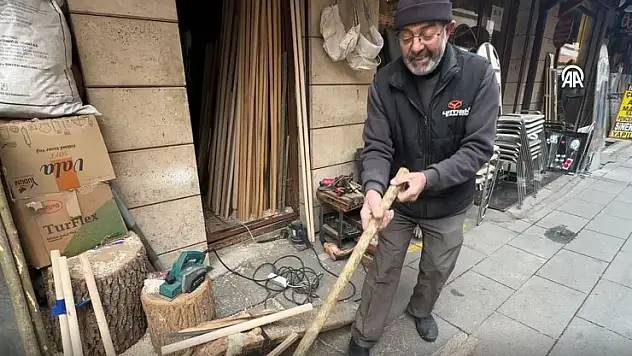Konya'da Nurettin usta 50 yıldır çoban değneğiyle keser sapı ve fırın küreği üretiyor
