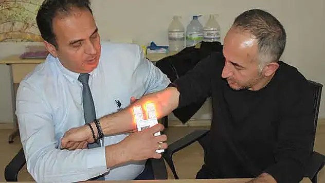 Konya'da öğretmen, damar bulan cihaz geliştirdi