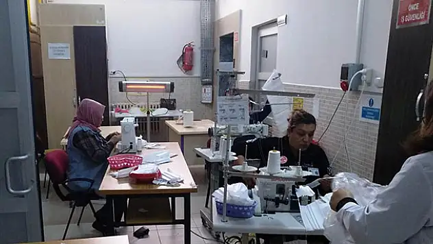 Konyada öğretmenler Devlet Hastanesi için maske üretiyor