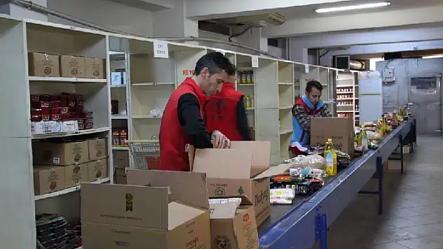 Konya'da oluşturulan gönüllü ekip, depremzedelerin yaralarını sarıyor
