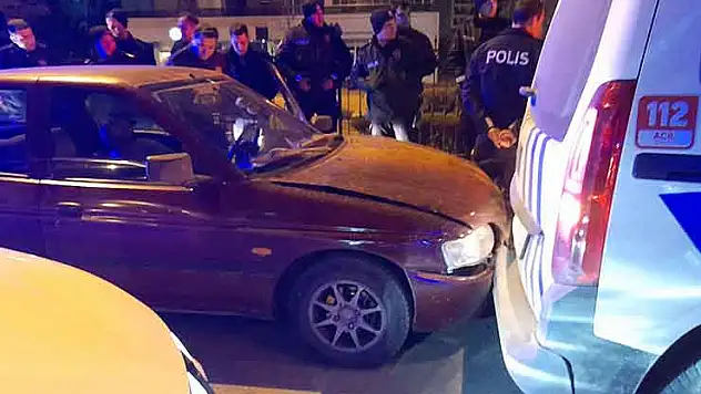 Konya'da önce aracı gasp etti ardından polis aracına çarptı!