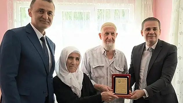 Konya'da örnek aileye plaket verildi