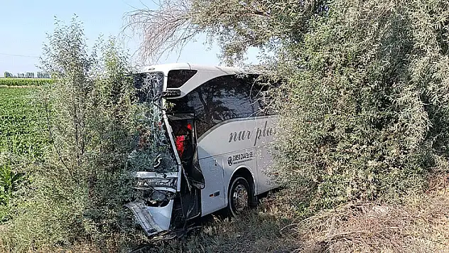 Konya'da otobüs şarampole inip ağaçlara çarptı: 3'ü çocuk, 7 yaralı