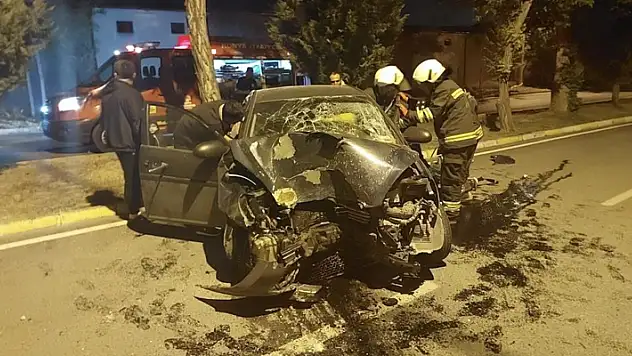 Konya'da otomobil aydınlatma direğine çarptı: 4 yaralı
