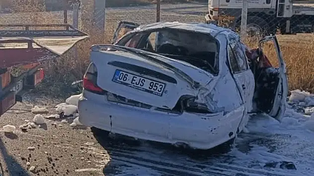 Konya'da refüje çarpan otomobil devrildi, 5 kişi yaralandı