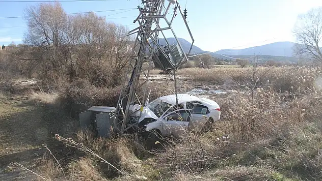 Konya'da otomobil direğe çarptı: 3 yaralı