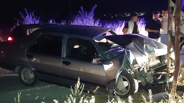 Konya'da otomobil elektrik direğine çarptı, 3 kişi yaralandı