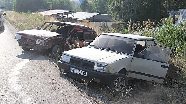 Konya'da otomobil emniyet şeridindeki otomobile çarptı: 2 yaralı