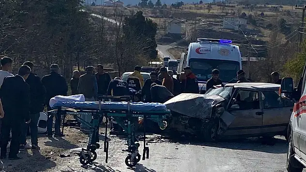 Konya'da otomobil hafif ticari araçla çarpıştı: 3 yaralı