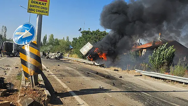 Konya'da otomobil ile çekicinin çarpıştığı kazada 3 kişi yaşamını yitirdi
