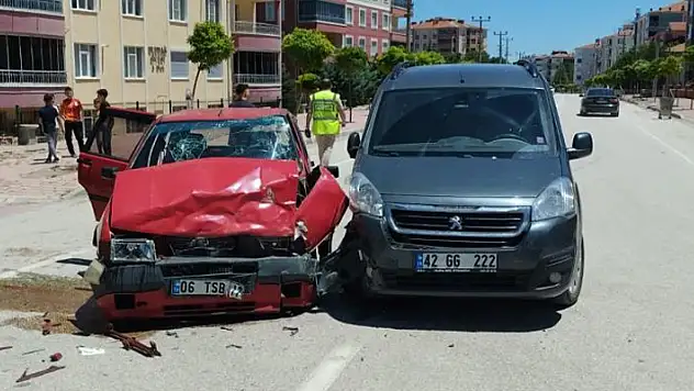 Konya'da otomobil ile hafif ticari araç çarpıştı! 5 yaralı
