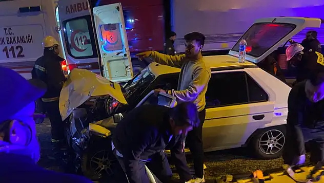 Konya'da otomobil ile hafif ticari araç çarpıştı: 5 yaralı
