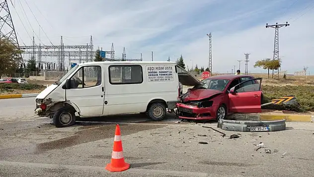 Konya'da otomobil ile minibüs çarpıştı: 2 yaralı
