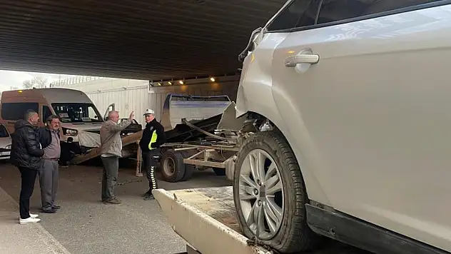 Konya'da otomobil ile servis aracı çarpıştı: 5 yaralı