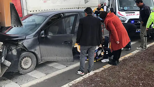 Konya'da otomobil, kırmızı ışıkta bekleyen tıra çarptı: 1 yaralı