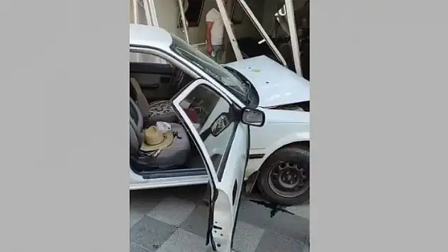 Konya'da otomobil kuaför dükkanına daldı: 1 yaralı